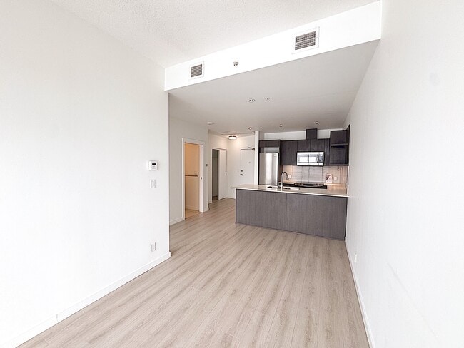 Building Photo - Centre West - 2216