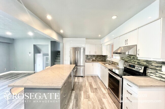 Building Photo - Spacious 5-Bedroom, 2-Bathroom Home in Kit...
