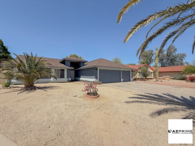 Foto del edificio - Gorgeous 5/3 Glendale Retreat with 3-Car Garage!