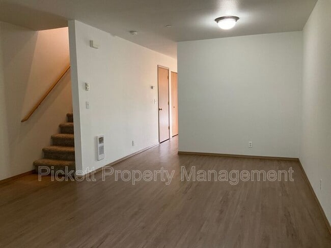 Building Photo - 683 Northpark Ln