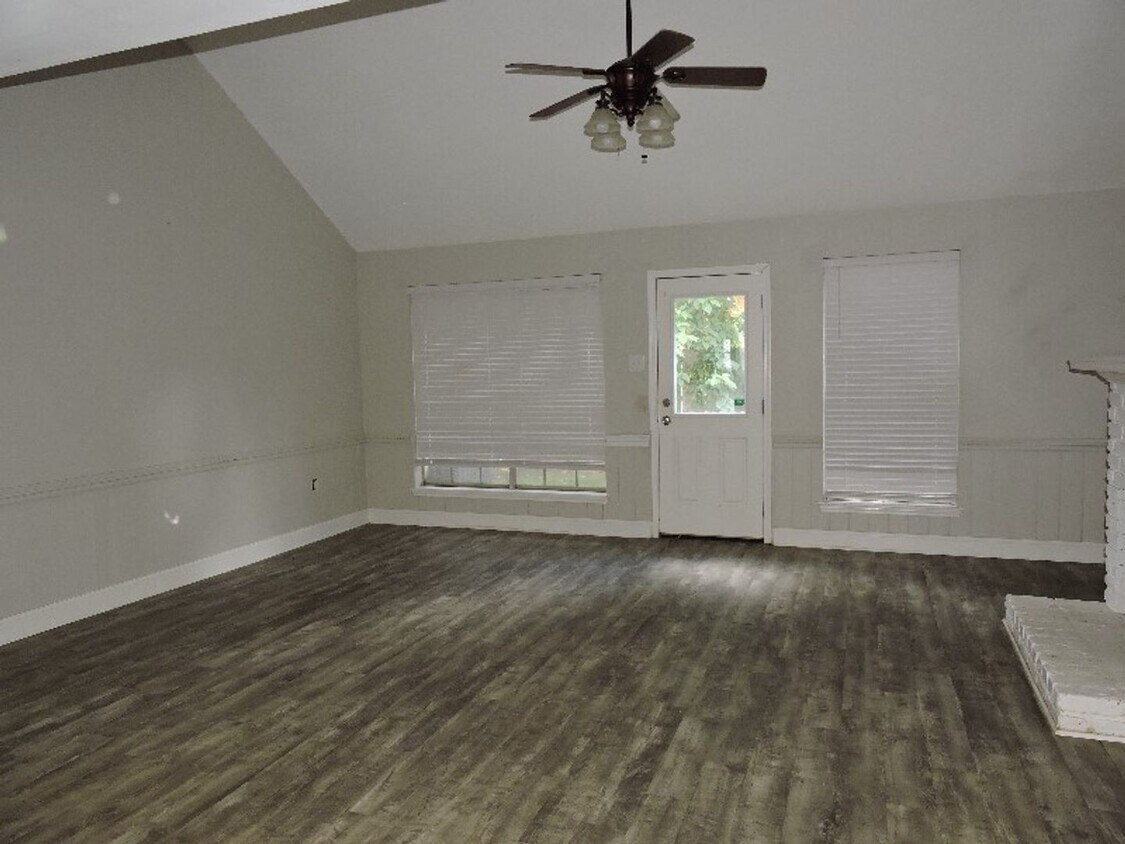 Building Photo - Great Highland Creek Home