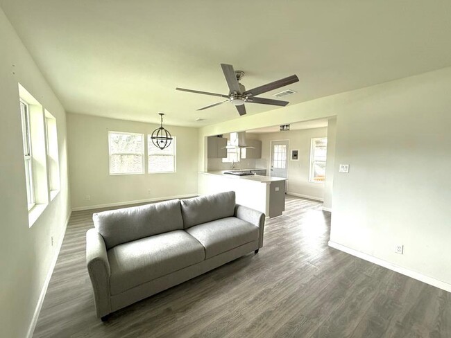Foto del edificio - 8113 Tavenor Ln