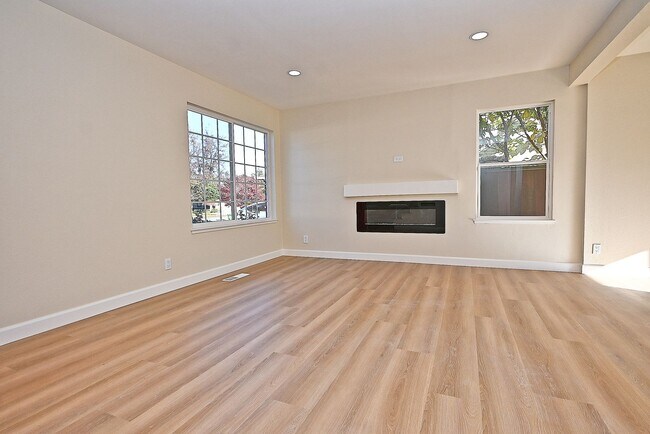 Foto del edificio - $4590 -- Beautifully Remodeled Brookvale Home on a Quiet Court