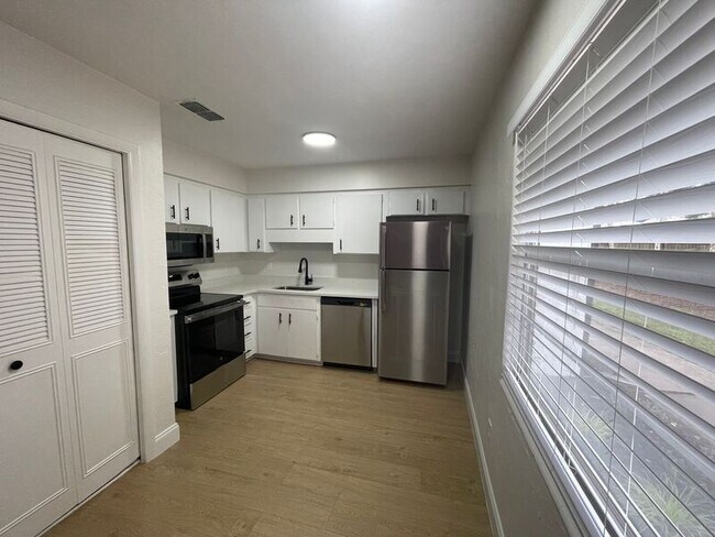 Foto del edificio - 2220 NW 55th Blvd