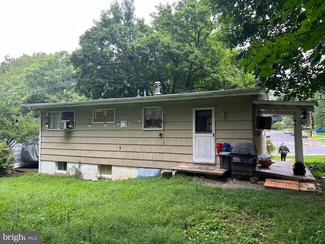 Building Photo - 4000 Denfeld Ave