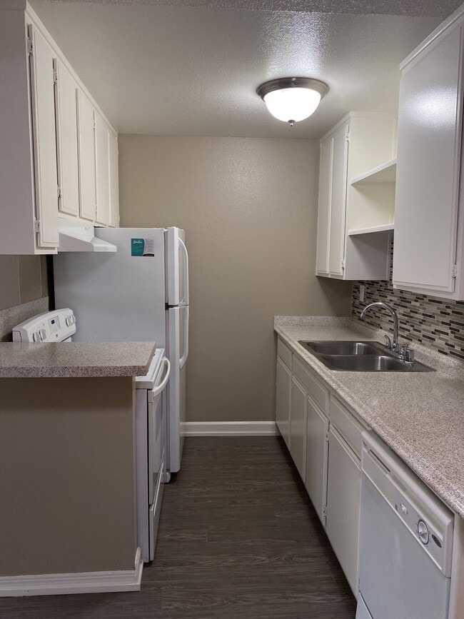 Kitchen - Loma Vista