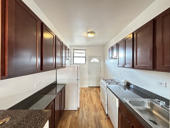Building Photo - 828 W Waveland