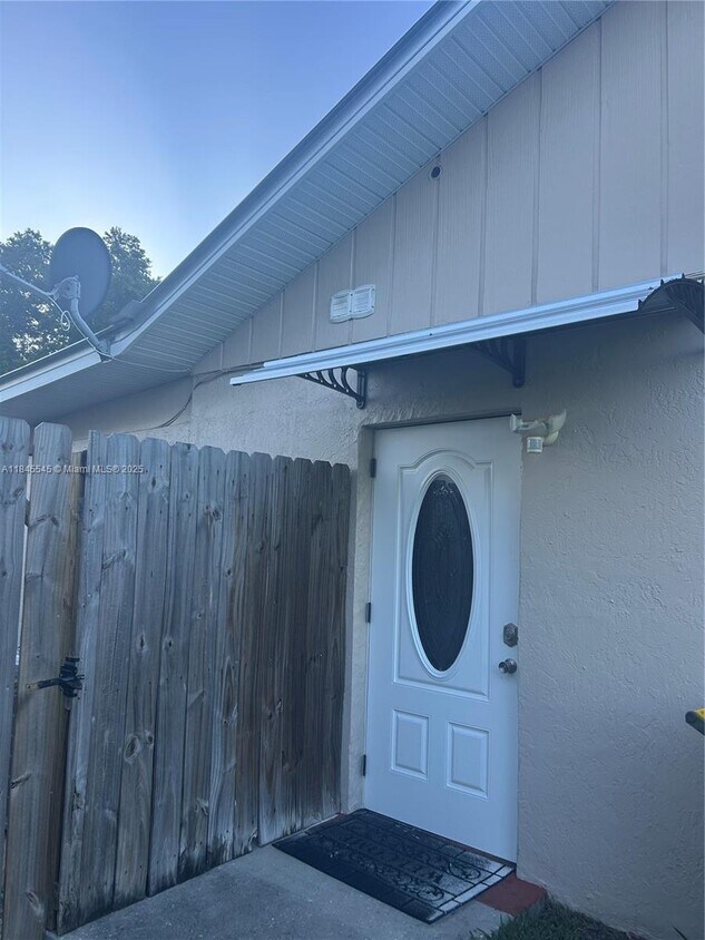 Foto principal - 4617 Navarre Ave