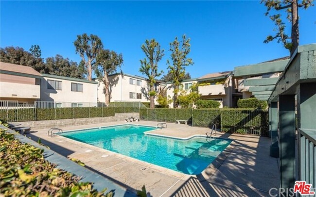 Foto del edificio - 10636 Woodley Ave