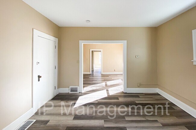 Foto del edificio - Spacious, newly updated, 1 bedroom with bo...
