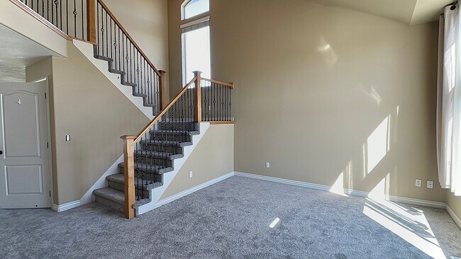 Foto del edificio - 6 Bedroom, 3.5 Bathroom Single Family Home in Layton Available June 1st!