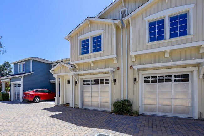 Foto del edificio - 2 Bed / 2.5 Bath Luxurious townhome near d...