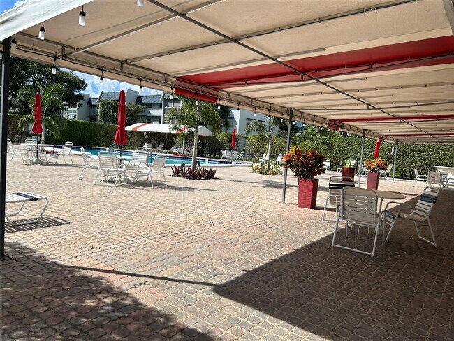 Foto del edificio - 7807 Golf Cir Dr