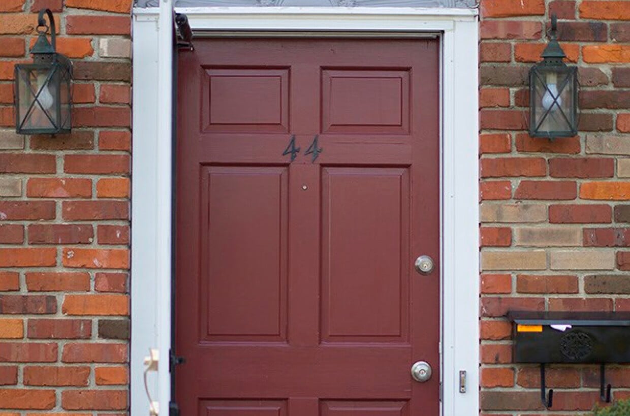 Puerta principal - 3000 Golden Rd