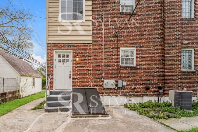 Building Photo - The living is easy in this 2 bedroom, 2 ba...