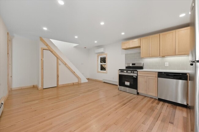 Building Photo - 132A Raymond St