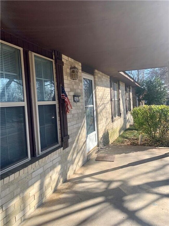 Foto del edificio - Charming Home with Open Kitchen, Fireplace & 2-Car Garage