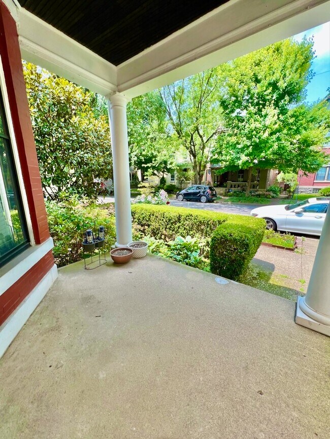 Building Photo - Stunning East Row Home!