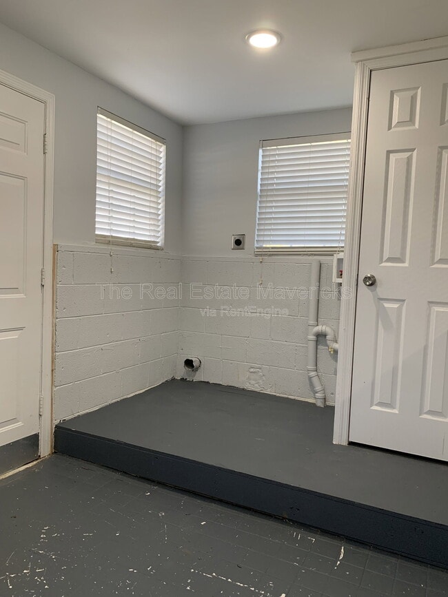 Building Photo - 409 Longview Dr