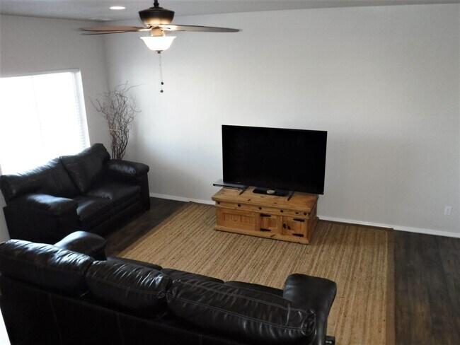 Foto del edificio - 4 bed 2.5 bath home just off Pine Ave and N Black Cat Rd.