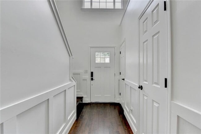 Building Photo - 725 Manor Glen Dr NW