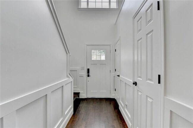 Foto del edificio - 725 Manor Glen Dr NW