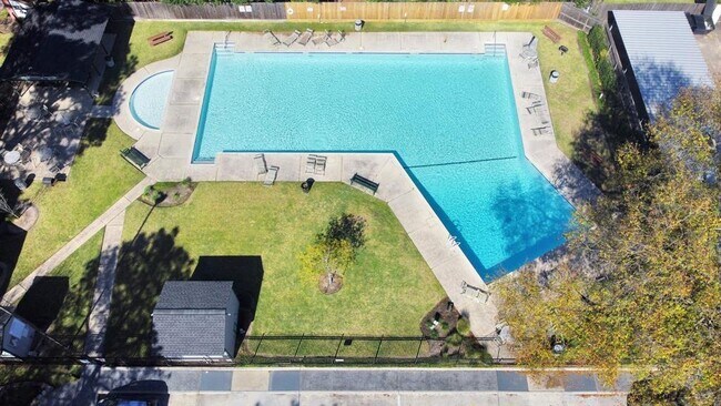 Building Photo - 1016 W Tri Oaks Ln