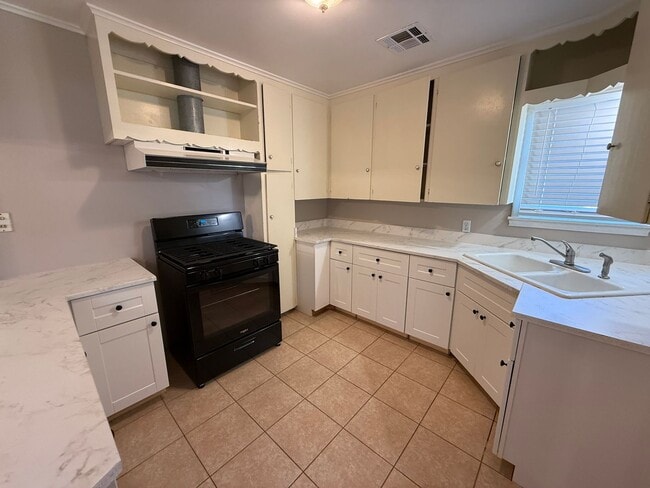 Foto del edificio - UPGRADED Great Location Large Yard 3 bedroom, FENCED YARD