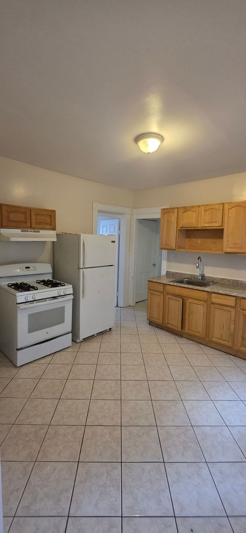 Building Photo - 1st Floor 3 Bedroom Apartment Available Today