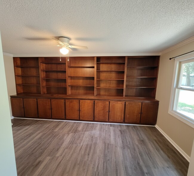 Foto del edificio - Corner Lot Charm: Spacious 4 Bed on Corner...