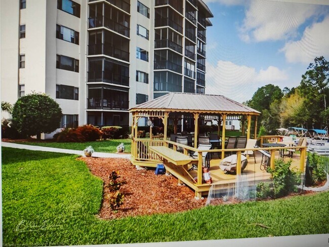 Building Photo - 117 Country Club Dr