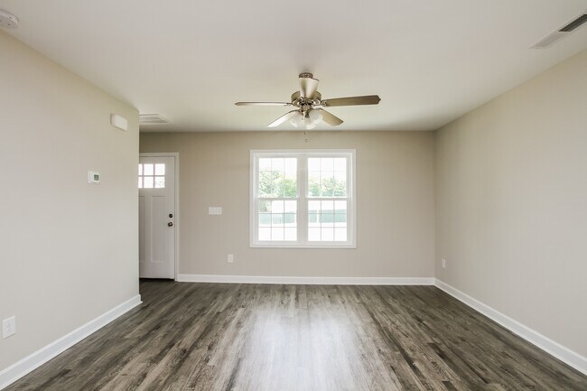 Building Photo - 130 Rowan Street S