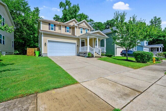 Building Photo - 3 Bedroom Open Concept with Enough Room fo...