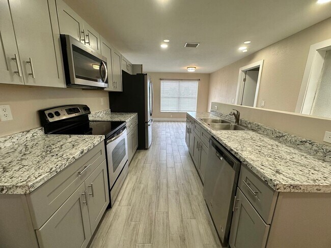 Foto del edificio - Great Location! 2 Bed 2 Bath Duplex Available Now