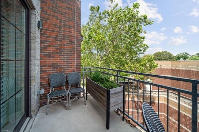 Building Photo - Naperville