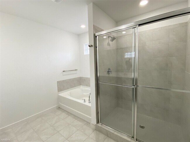 Foto del edificio - 5 br, 3 bath House - 2420 Timber Forest Dr