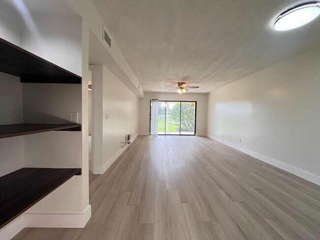 Foto del edificio - 2061 Keystone Dr