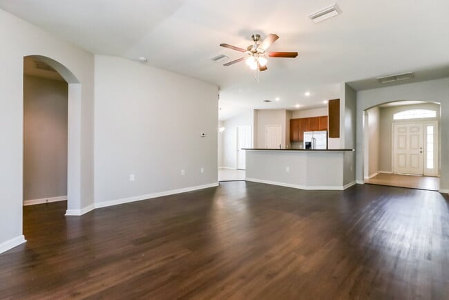 Building Photo - 403 Down Pine Dr