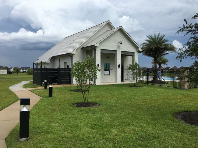 Building Photo - Fantastic 4 Bedroom on the Lake & includes...