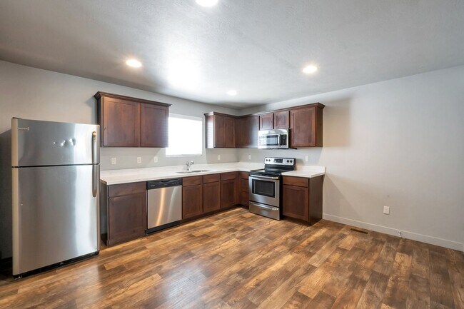 Building Photo - 3 Story Townhome in Vineyard, great amenit...