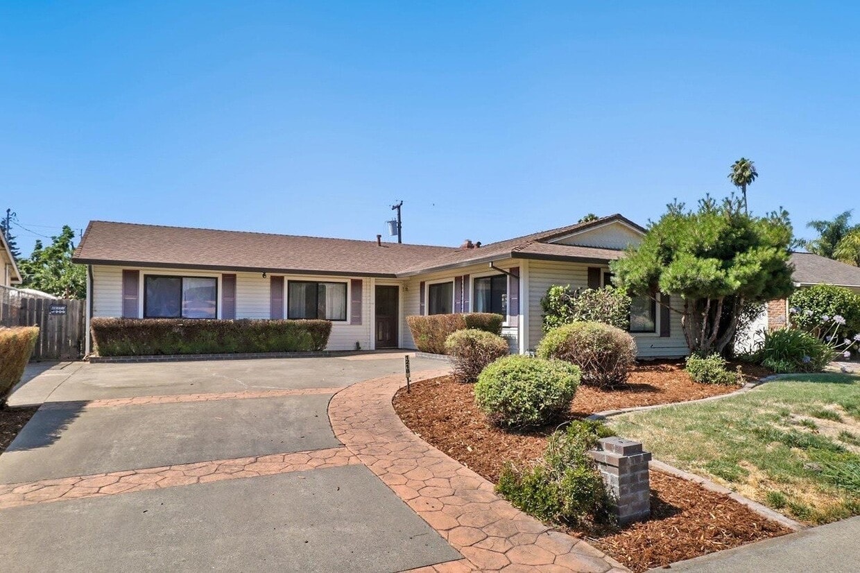 Building Photo - 1218 W El Camino Ave