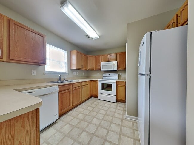 Building Photo - 640 Cliffs Inn Circle