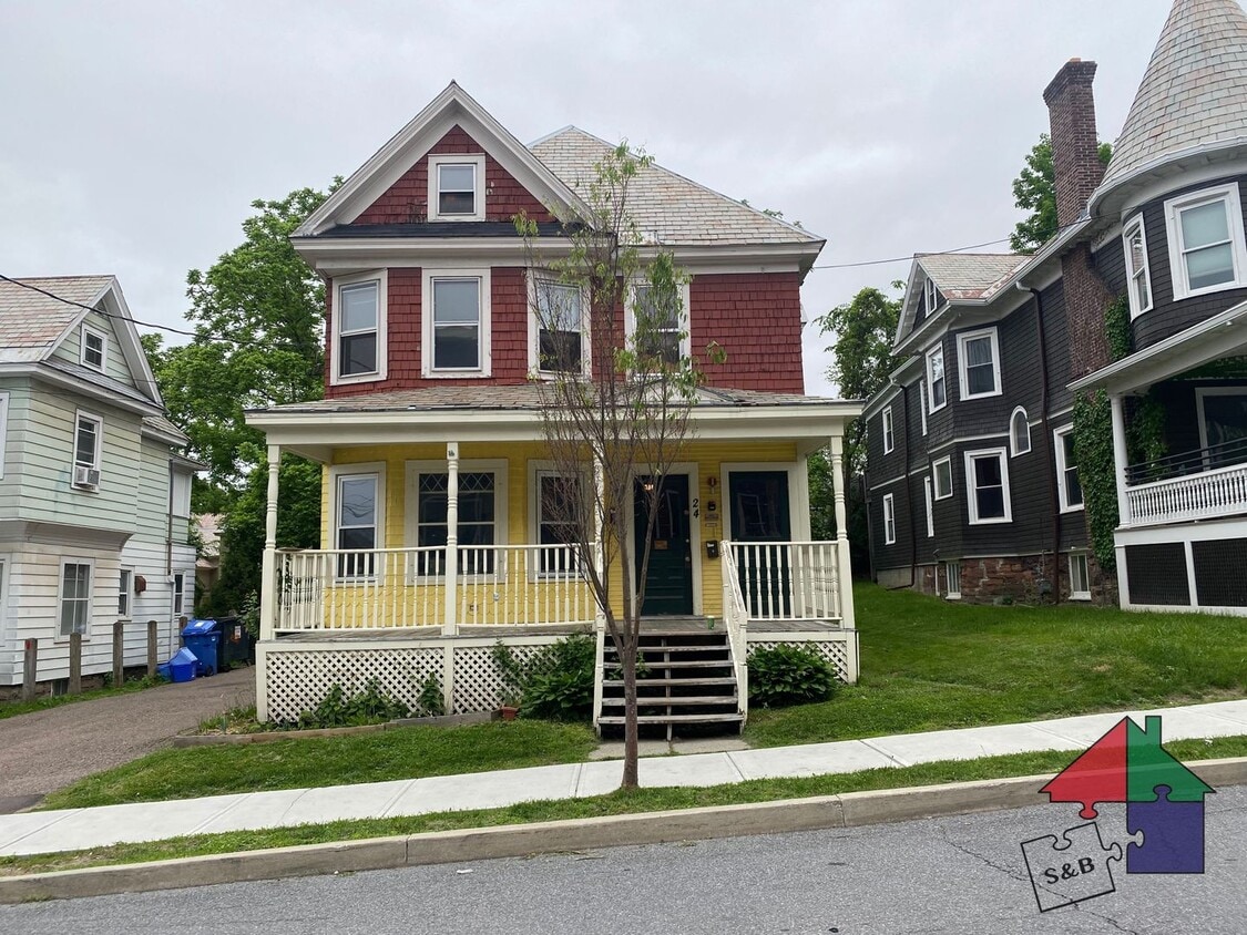 Primary Photo - Spacious 8 Bedroom, 3 Bathroom Home for Re...