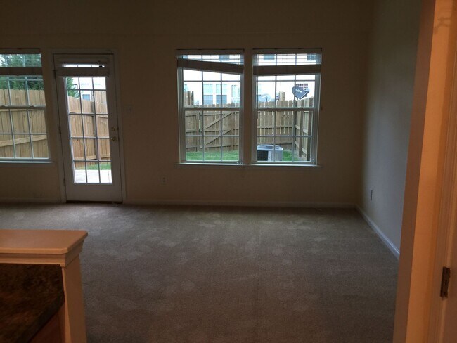 Building Photo - Beautiful Townhouse To Rent in Easter Henrico