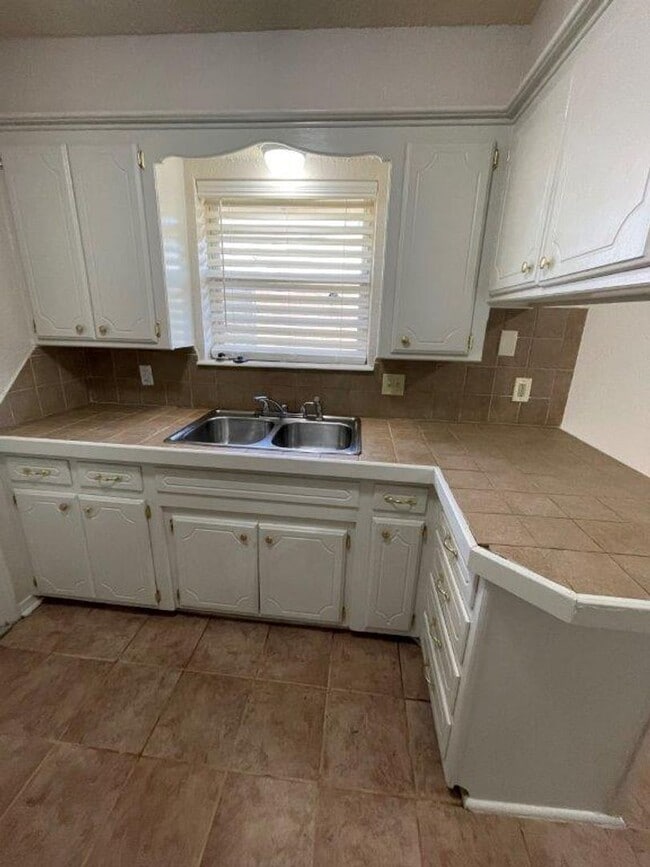Foto del edificio - Military Discount available! Updated 3 bed 2 bath, 2 car, fenced yard!