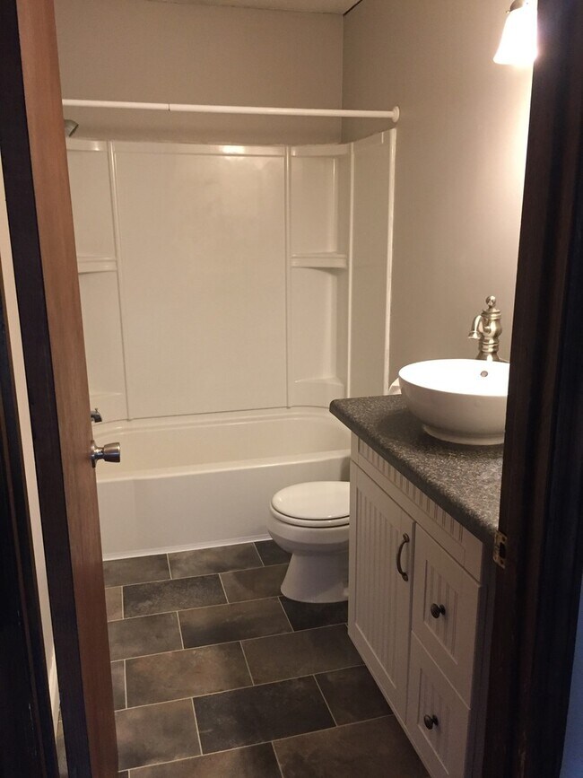 Building Photo - 2 Bedrooms 1 Bath house