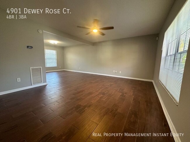 Foto del edificio - 4901 Dewey Rose Ct
