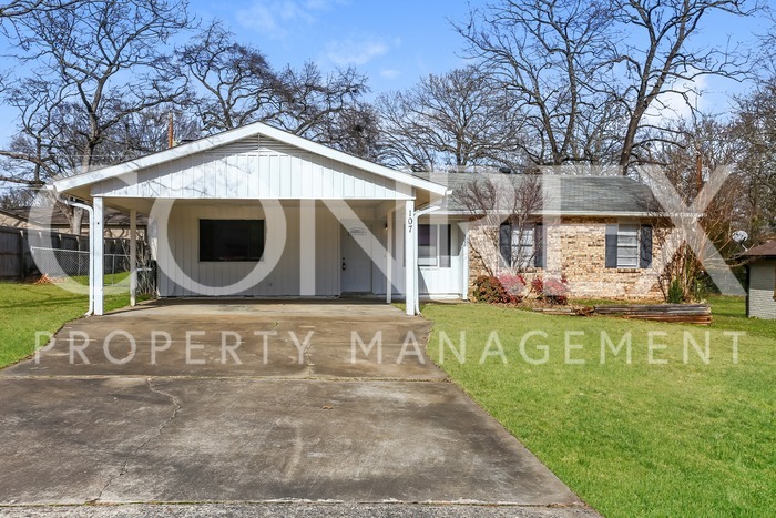 Primary Photo - Lovely 4 Bedroom