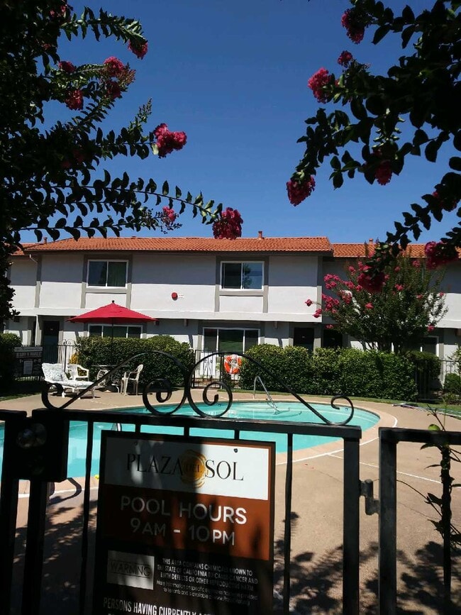 Building Photo - Plaza Del Sol Town Homes