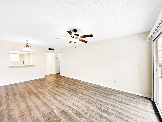Foto del edificio - 6336 Newtown Cir